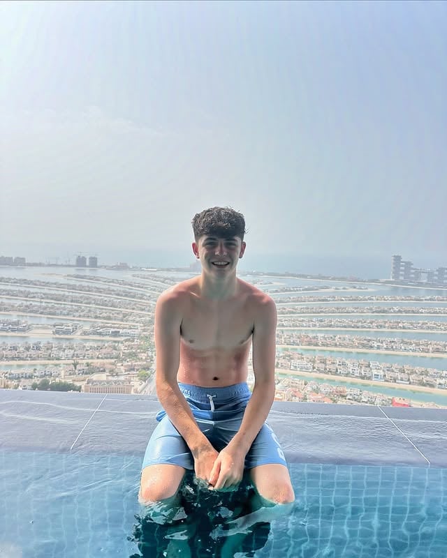 Sometimes you gotta view the world from a different angle! And I watched the sunset from the highest Skypool in the world ! 🌅 What a wonderful view that was 😍. @auraskypool.dubai was absolutely incredible. ......#auraskypooldubai #dubai #pool #skypool #palmdubai #sunset #beauty #livingmybestlife #uae #boss #fyp #explore #dream #ontheedge #instalife #model #influencer #dubailife by @rileyroosimmonds