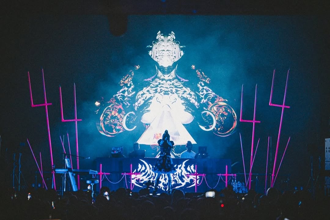 4s4ki Oneman Live Tour 2025 “4444年 ; C4”ツアーファイナル at Zepp Shinjuku平日にもかかわらず沢山のお客様にご来場いただき有難うございました！！遅くなってごめんなさいいい、、、ずーっと気持ちが落ち着かず、ポスト出来ずにいました。お友達ゲストの皆様、ご協力頂いたスタッフ、ご来場頂いた皆様、本当に本当にありがとうございましたTT全公演大成功だったと思います、ツアーファイナルは普通に化け物ライブという感じで、皆様のおかげで成長出来ましたᕦ(ò_óˇ)ᕤみんなと愛し合えた空間がたまらん、でしたよ。これだから永遠に音楽しますし、永遠に音楽ができます。いつもありがとう。今年は大変化の兆しです。もう既に着々と動いております。また全てが大進化したあさきを、楽しみに待っててくださいませ！！！！！！！！ね！Photo by Taichi NishimakiStyling by @motoyaaan