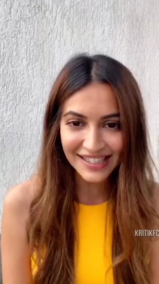 #Throwback To This.!😍 Pls Do Come Live Kritsss.!!🙈 @kriti.kharbanda ❤😘P.S. I'm Always Here To Support You.!🤗#reels #reelsinstagram #reelitfeelit #reelkarofeelkaro #instagood #bollywood #HappyWeekend #Saturday #Sunday #SundayFunday by @kritikfc