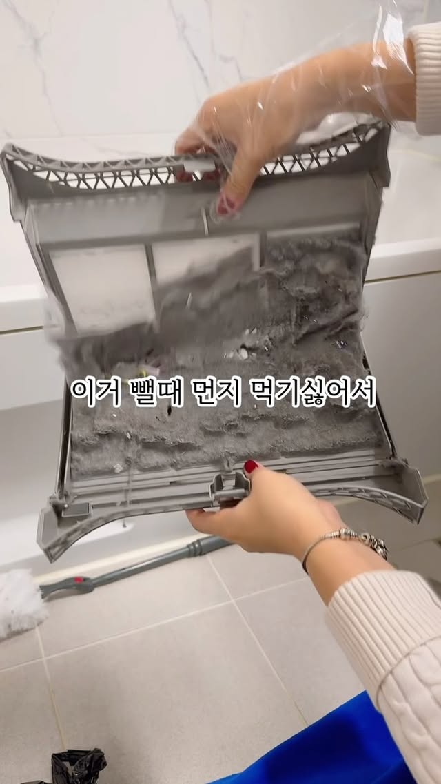 먼지 더럽게 맛 없어서...이제 안먹을려구요‼️이것의 효과를 보여드리려고 일부러 건조기 먼지모은거예요‼️요즘 미세먼지도 엄청나게 심각한데집에서라도 먼지를 안먹고 싶은거예요그런데 건조기 필터 꺼낼때면 진짜 ㅋㅋㅋ 입틀막 ......아니 코까지 다 숨을 참는데먼지맛 너무 맛없어요 먼지 스펀지로도 해보고 물티슈로도 해보고 다양하게 해봤음에도 불구하고잔여먼지 남는게 영 거슬려요퐁신퐁신한 깃털이 먼지를 다 먹어준다길래 이걸로 해봤더니만 굿쟙 요거 하나 있으면 어디든 요기나게 잘 사용할 수 있으니 굿굿굿 특히 롱핸들이 다방면 사용가능합니다!⚠ ”먼지“라고 짧게 남겨주시면, 디엠으로 바로 정보드릴게요! 항상 관심 가져주셔서 감사합니다😍📌 저장+공유하시면 좋은 일 가득하실거예요💛 앞으로도 박선생 꿀정보 함께 하시려면@play__mom ‘팔로우’ 잊지마세요!‼️롱핸들 품절! 숏핸들만 남았어요 ❤️#청소꿀템 #청소팁 #청소 #청소꿀팁 #살립팁 #먼지 #미세먼지 by @play__mom