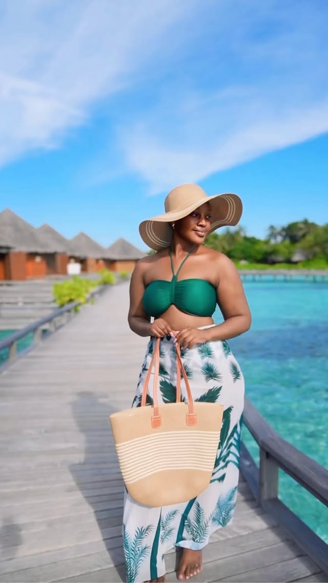 Day 2 in The Maldives 🇲🇻 Watching dolphins is the activity of the day ❤️ swimwear from @mayoniswimwearug by @umrahmurungi.umi