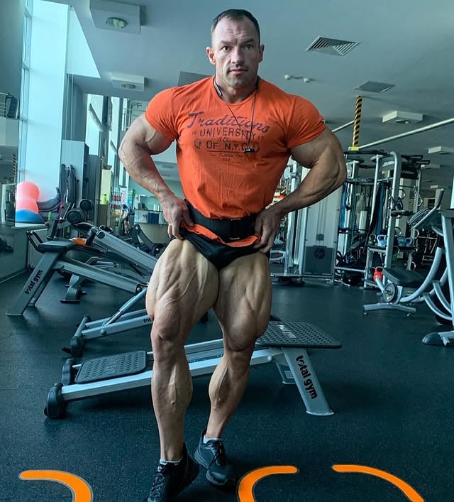 No idea what day this was - just my legs:)🦵 #bodybuilding #ifbbproleague #ifbbpro #legday #posingpractice #shreddedphysique #drylook #throwbackform by @byruk_ifbb_pro