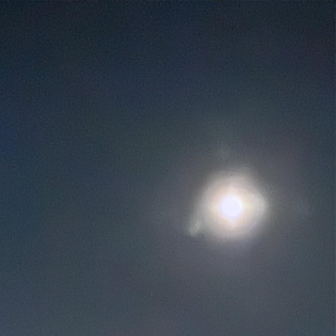 🌕稽古最終日も終わり、いよいよ劇場入りが近づいています。毎日これでいいのかどうかとか沢山色々考えながら緊張する。でも、楽しみ。いつかの満月。なんか目みたい。 by @haru_kuroki_official