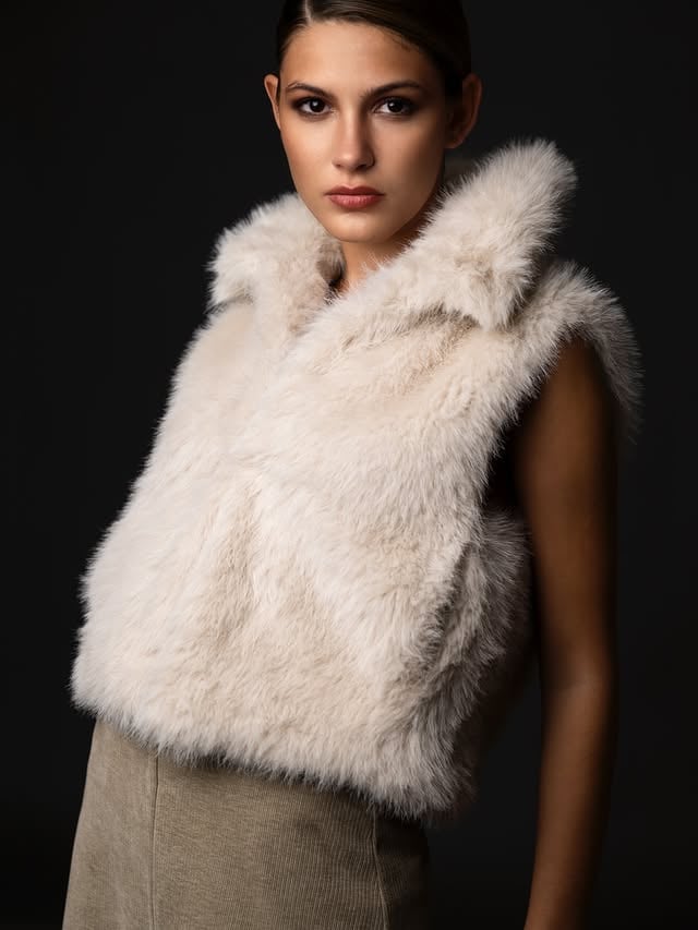 Faux fur & self-love ✨ Weil Wärme nicht nur von außen kommt. ...📸 Captured by @petermuellerphoto @peterulimax💄 magic by @hahngeles#WinterGlow #LoewemaedchenVibes