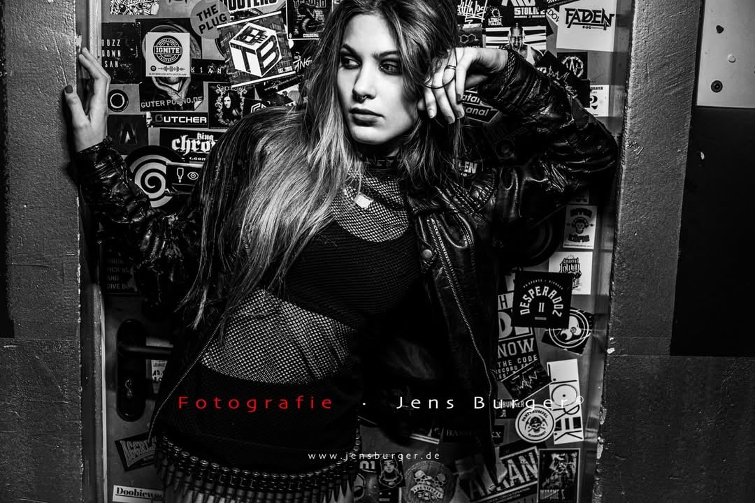 Posting rebel energy while everyone else enjoys their free Saturday… and I’m still in the classroom for the math exam. ⚡🖤...This look? Captured by the legendary @jens_burger_fotografie behind the lens. 🤘