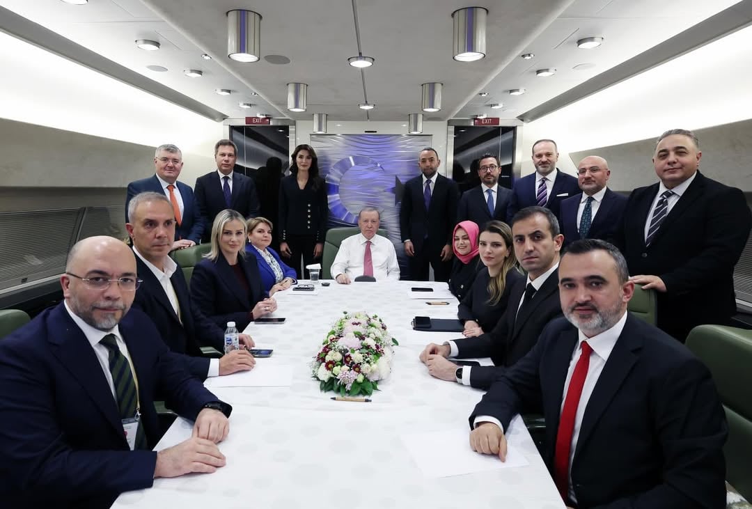 Sayın Cumhurbaşkanı Recep Tayyip Erdoğan, Türkmenistan ziyareti sonrası uçakta sorularımızı yanıtladı. Gündeme dair merak edilenleri gazeteci arkadaşlarımla sorduk. by @fulyakalfa