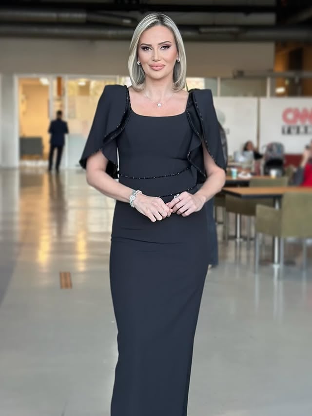 Harika bir sunum gecesine beni hazırlayanlara teşekkür ederim♥️💐 #masterofceremonies 🎤 Stilistlerim 👉🏻 @elifakdag , @asliakdg Kostüm👉🏻 @alfabetaevening , @vildannozcelik Makyajım👉🏻 @calimerobu Saçım👉🏻 @wesmaak#reklam by @fulyakalfa