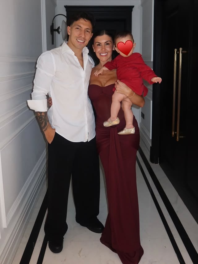 Comenzando el 2026 con ustedes es único, mi vida entera!! Las amo!! Feliz año nuevo a todos. Amor, paz, felicidad, salud. ♥️🥂 Brindamos por nuestra familia que están Argentina y nuestros abuelos que no están físicamente pero siempre en nuestros corazones 🥹 Los amamos!!