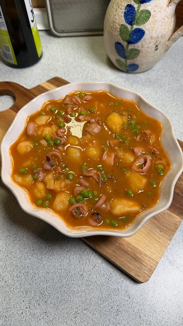 De esos platos que se hacen casi solos y te arreglan varias comidas 🍲Sofrito sencillo, calamares congelados (sí, de bolsa), patatas chascadas, caldo de brick —porque una no puede ser trabajadora, tener vida y además caldo de pescado casero— y a dejar que el chup chup haga su magia.Resultado: un plato fácil, gustoso y muy reconfortante, perfecto para hacer con antelación, llevar en tupper o dejar preparado en la nevera para esos días en los que no te apetece pensar qué comer.De un día para otro está incluso mejor.📝 Datos rápidos• Calamares: 400 g (congelados)• Patatas: 4–5 medianas• Cebolla + pimiento verde• Tomate concentrado + pimentón• Caldo de pescado: ~800 ml• Guisantes (al final)• Tiempo: 20–25 min + reposo¿Eres más de cocinar al momento o de dejar platos hechos para la semana? 👇 by @comerconale
