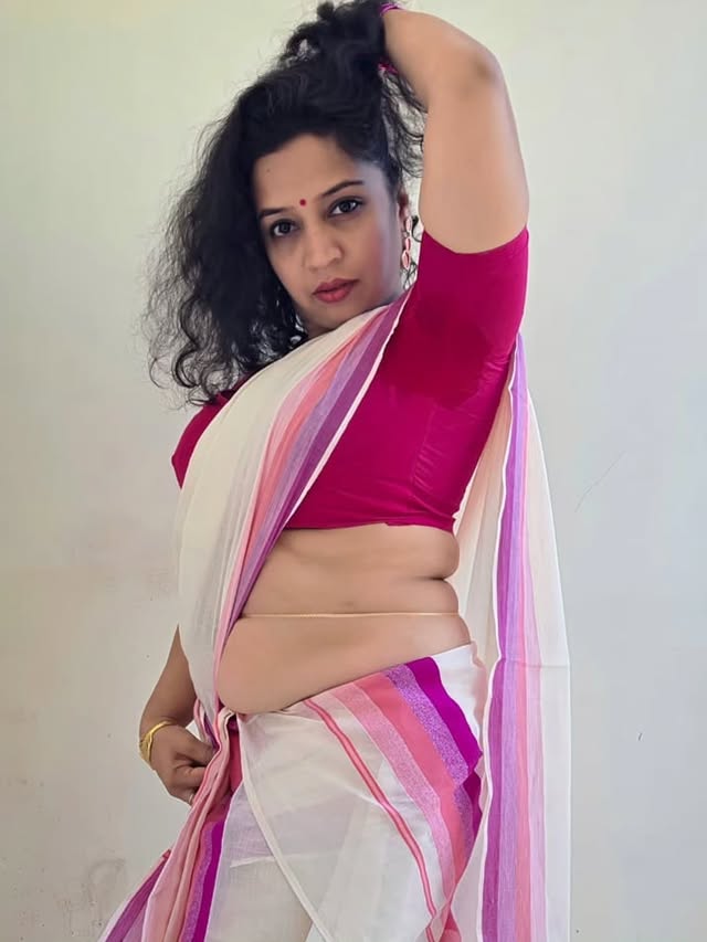 Eyes speaking louder than words... What do they say to you? 👀✨Inframe:@reethi_arne #photoshoot #sweatarmpits #keralasaree #desi #followforfollowback