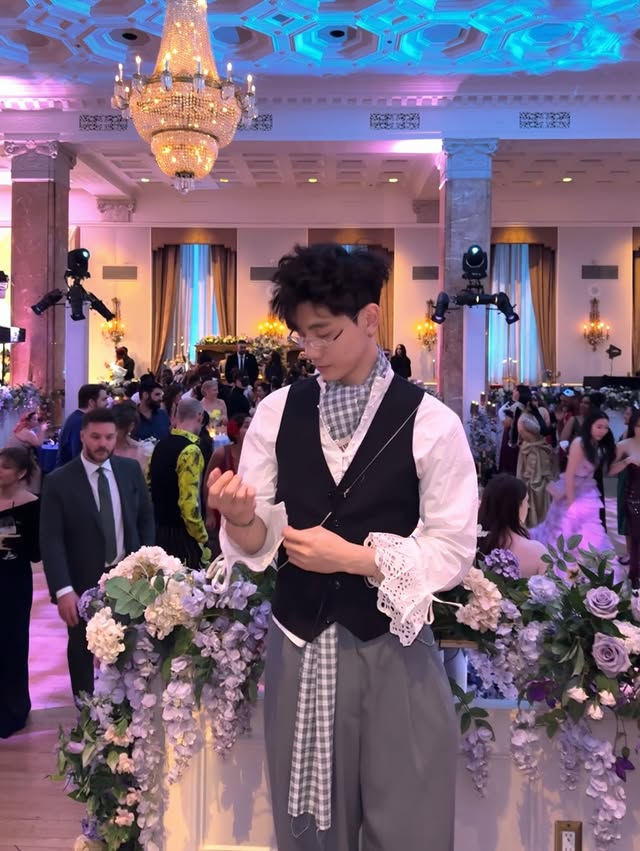 Bridgerton is for the boys too, lowkey one of my favourite shows right now LOL.Ty @netflixca @bridgertonnetflix for the invite, one of the craziest things to happen in Toronto —Fit details:Hair styled by @tayasalon2_hera @tayasalon2 Glasses @gentlemonster @maisonmargiela Scarf @inlieu.official Jewelry @lumiyre Blouse @sezane Vest @rw_co Pants @cosstores