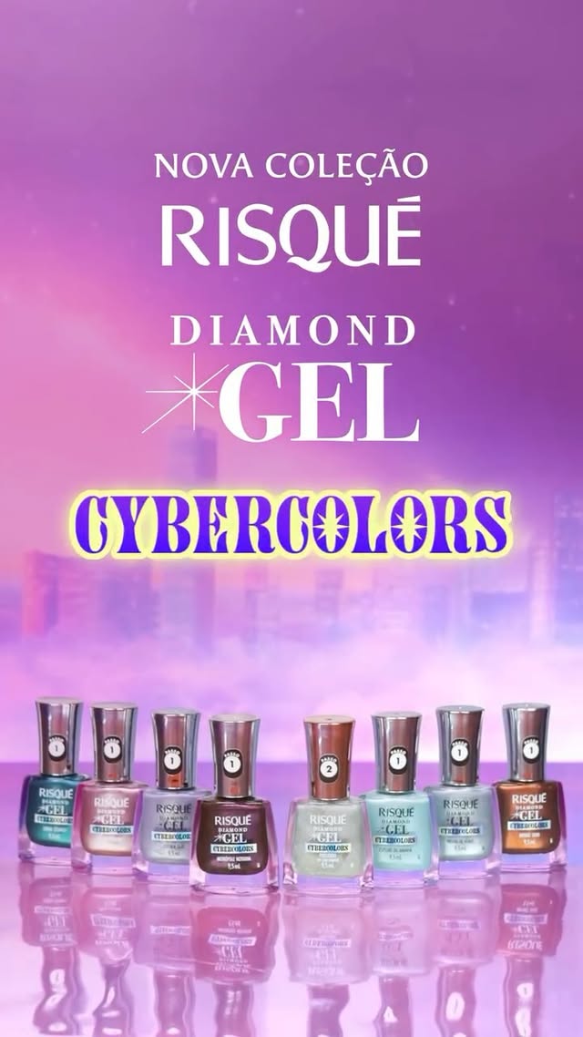 Prepare-se para atravessar eras: a nova coleção Risqué Diamond Gel Cybercolors traz uma estética retrofuturista com 7 esmaltes metálicos e 1 Top Coat holográfico.Brilho intenso, efeito gel sem cabine e uma experiência que vem direto do futuro para suas unhas.#EsmaltesRisqué#TaNasNossasMãos #RisqueDiamondGel by @risqueoficial