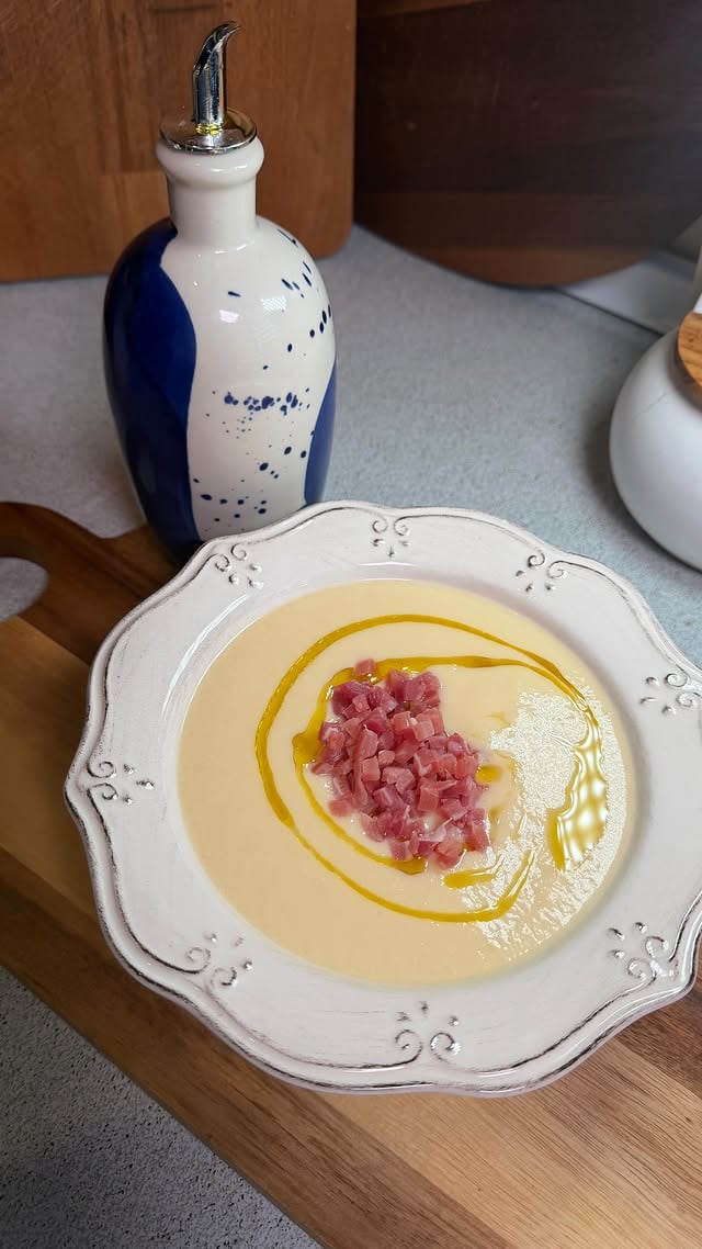 Si buscas una receta fresca, rápida y saludable para los días de calor, esta sopa fría de espárragos te va a encantar.La compartí hace unas semanas en stories y me pedisteis que la dejara guardada por aquí 👇🏼Ingredientes:– 1 bote de espárragos blancos– 2 huevos cocidos– 1/4 de manzana– sal– un toque de vinagre– buen aceite de oliva virgen extra @monsieurpego Trituras todo hasta que quede fino y ajustas textura con un poco del propio líquido de los espárragos si hace falta. Más fácil imposible.Yo esta vez la he terminado con aceite de oliva virgen extra de @monsieurpego , que le aporta ese punto final que marca la diferencia. by @comerconale