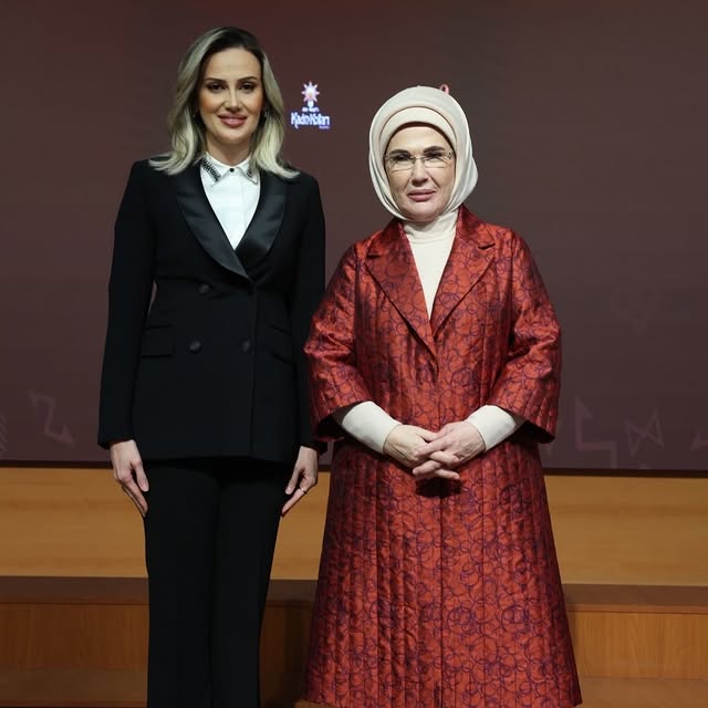 Sayın Emine Erdoğan Hanımefendi’nin teşrifleriyle, AK Parti İstanbul İl Kadın Kolları Başkanlığı’nın ev sahipliğinde, “İz ve İlmek: Hanım Sultanlardan Anadolu Kadınlarına” temasıyla düzenlenen Vefa İftarı’nda sanatçı Alişan ile birlikte bu anlamlı gecenin sunumunu gerçekleştirmekten onur duyduk. by @fulyakalfa