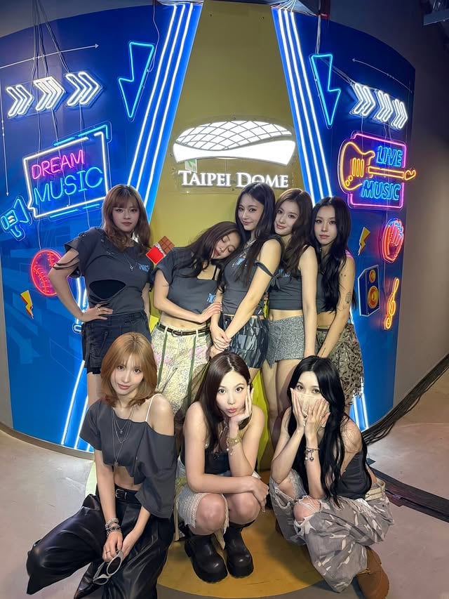 TWICE <THIS IS FOR> WORLD TOUR IN TAIPEI - Day 1Thank you for welcoming us with so much love 😍🍫#TWICE #트와이스 #THISISFOR#TWICE_THISISFOR_WORLD_TOUR#TWICE_THISISFOR_WORLD_TOUR_IN_TAIPEI