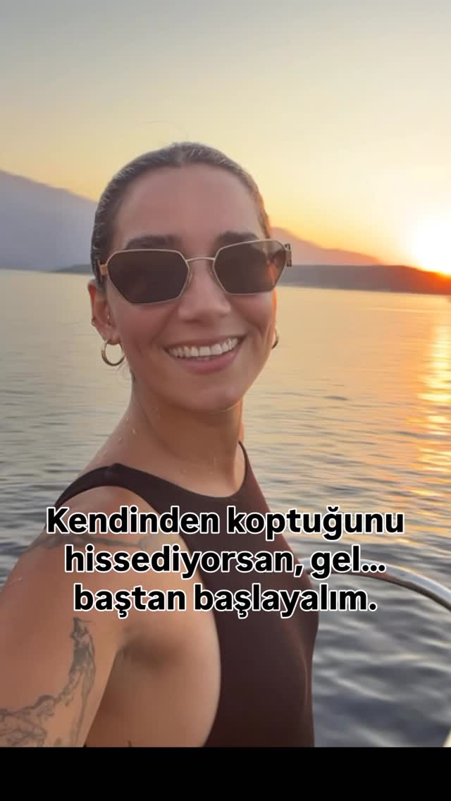 Kendinle bağ kurmanın 20 adımı. Bir süredir bunlar bana iyi geliyor. Belki ihtiyacı olan vardır. 1. Kendini seçmenin bencillik olmadığını bil, her zaman ilk önce kendini seç, kendini sev. 2. Sabahları bir bardak su iç, ılık bir duş al, esne vaktin varsa yürüyüşe çık. 3. Kendine şu soruyu sor: “Bugün kimi memnun etmeye çalışıyorum?” 4. Hiç fotoğraf çekmeden bir an yaşa. Kanıtlamadan var ol. Anın içinde ol. 5. Aç olmasan bile neden yemek istediğini fark et. Duyguyu yakala. Yemek yerine koyacak bir şey bul. 6. 10 dakika boyunca hiçbir şey üretmeden sadece otur. 7. Çiçeklerin, güneşin farkına var içini negatif ile değil pozitif ile doldurmaya çalış. 8. Gün içinde en çok yalan söylediğin yeri fark et. 9. Eski bir korkunun üstüne küçük bir adım at. 10. Bir gün boyunca kimseye akıl verme, sadece gözlemle. 11. Kendine şu cümleyi tamamla: “Aslında ben … istiyorum.” 12. Gürültüyü kapat (müzik dahil) ve zihninin sesini dinle. 13. Bir şeyi hızlı yapmak yerine bilerek yavaş yap. Sabırsızlığını izle. 14. Sosyal medyada paylaşmayacağın bir şey yap. Sadece sana kalsın. 15. Kendine kızdığın bir anı yaz ve altına şunu ekle: “İnsanım.” 16. Bir gün boyunca “evet” deme, gerçekten istemediğin her şeye “hayır” de. 17. Bedeninde en çok gergin olan yeri bul ve oraya odaklan. 18. Çocukluğundaki haline bir cümle söyle. Ne derdin? Kendini tebrik etmekten vazgeçme. 19. Her günün güzel ve iyi olamaz üzüntüye de yer aç. 20. Bir şeyi mükemmel yapma, yarım bırak ve rahatsızlığı hisset.