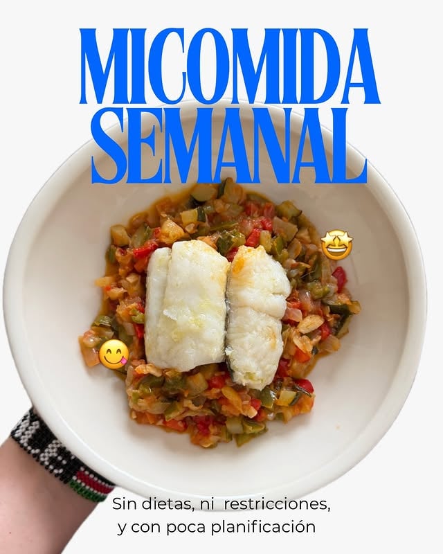 Esta semana sin darme cuenta… he comido pescado casi todos los días 🐟Y esta vez ha sido… diferente. Entre festivos de Semana Santa, algún plan fuera de casa y más tiempo para cocinar, me ha salido una semana MUY marcada por el pescado (sin haberlo planeado 😅).Os dejo ideas reales, fáciles y sin complicaciones:– Puré de verduras + tostadas con pimientos en air fryer, ventresca y queso manchego– Salmón con verduras y patata al micro (bendito Lékué)– Calamares guisados con patata + un poco de arroz que sobró– Bacalao al micro con pisto (tenéis receta en el perfil 👀)– Lubina con menestra y patata💡 Si eres de los que “no saben cómo comer pescado” o te da pereza hacerlo… guarda este post porque:✔️ No hace falta complicarse✔️ Se puede hacer rápido (micro, air fryer, básico)✔️ Y puedes variar un montón sin aburrirteA veces pensamos que comer bien es complicado… y esta semana es justo lo contrario: platos sencillos, reales y que repetiría sin dudar.📌 Guárdalo para cuando no sepas qué cocinar by @comerconale