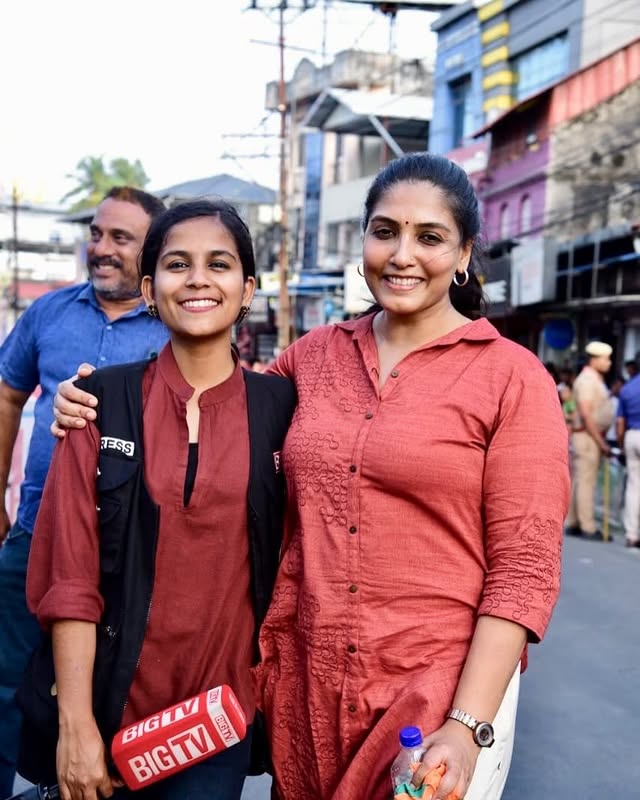 വോട്ടിന് നോട്ട് സംഭവത്തിൽ ശോഭ സുരേന്ദ്രനോട് ചോദ്യം ചോദിച്ചതിന്റെ പേരിൽ സമാനതകൾ ഇല്ലാത്ത സൈബർ ആക്രമണം നേരിടുകയാണ് ആയിഷത്തുൽ ഷംന,ഞങ്ങടെ മിടുമിടുക്കി ആയ പാലക്കാട് റിപ്പോർട്ടർ.ബിജെപി സംഘപരിവാർ ഐഡി കളിൽ നിന്നും ഗ്രൂപ്പുകളിൽ നിന്നുമാണ് തെറിയഭിഷേകം.അശ്ലീലം പറഞ്ഞും ജിഹാദി ചാപ്പ കുത്തിയും അധിഷേപിച്ചും ഷംനയുടെ നാവടപ്പിക്കാമെന്ന് കരുതിയെങ്കിൽനിങ്ങൾക്ക് തെറ്റി.അവൾ കുറച്ച് കൂടി ഉറക്കെ ചോദ്യങ്ങൾ ചോദിച്ച്കൊണ്ടേ ഇരിക്കും🔥.#Bigtv #WithoutFearandFavour by @lakshmi.padma.2019