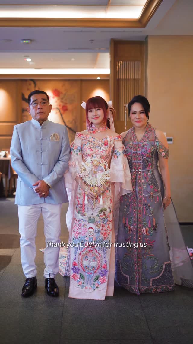Edelyn’s sangjit dress tells a story that feels deeply personal to her.Inspired by the worlds and characters she loves, every detail was carefully crafted to capture a sense of wonder, softness, and individuality all woven into one timeless piece.A dress created not only for a special occasion, but to celebrate the person she truly is.#putrimudita #cheongsam #sangjit by @edelynlyn