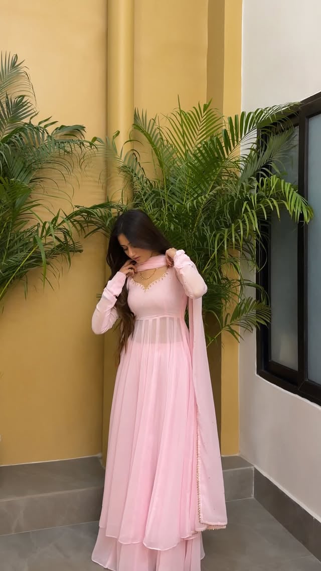 Simple & raw 😚🩷 Wearing @bhaviniparis✨.#explore #instafashion #suits #anarkali #indianwear by @bhaviniparis