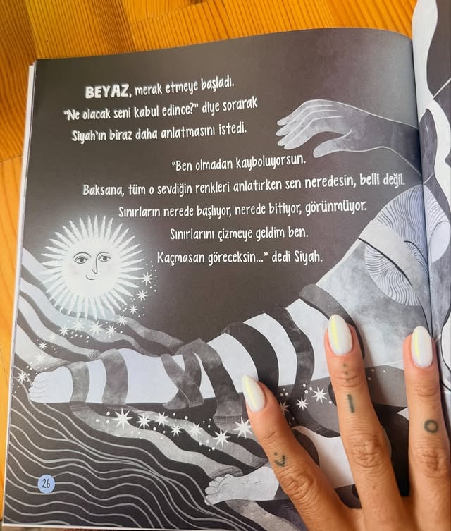 Kitapları seviyor musun, benim gibi bilmiyorum… Ben özellikle çocuk kitaplarını çok seviyorum. Şimdi, bu kitabı okurken gözlerim doluyor.Sanırım artık birbirimizi olduğumuz kadar kabul ediyoruz; eksimizle, fazlamızla, bütün renklerimizle.Ben hepsine aşığım.Büyümek zor bir yolculuk ve hiçbir yere gitmiyor, bitmiyor.İnsan gerçekten bir renk degil hayat rengarenk ve bunu kabul edince çok parlak cok güzel. Ben çok merak ediyorum senin göğünde hangi renk olacağım?