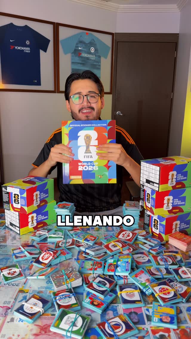 ¿Serán suficientes 5 cajas para completar TODO el álbum del Mundial 2026? 👀Me lancé el reto: abrir 5 cajas completas de Panini y ver si realmente alcanza para llenar los 960 cromos del álbum.En teoría los números dan… pero en la práctica, las repeticiones cambian todo.¿Crees que sí se puede completar solo con cajas o toca intercambiar? 🤔#AlbumMundial2026 #Mundial2026 #PaniniMundial #Cromos #Futbol by @davepautac