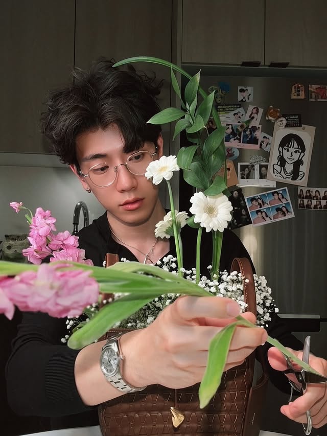 April dump 📸, been a slow year for content but a fast year for life. Gonna actually be 40 before I know it 🥹1. Did a cool conceptual project with @songmont_official for Mother’s Day 💐2. Ate some banger steaks and seafood 🦞@jumbolobsterofficial 3. Been blowing my savings away at being completely shit at Golf ⛳️ by @cha.siu