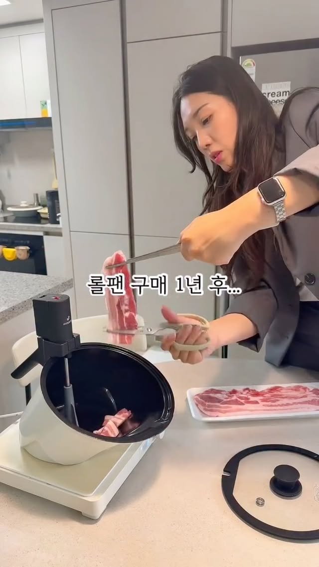 롤팬 구매 1년 후....와 솔직히 심각해서요 😳....🔥롤팬 구매 1년 후 저는 이 맛에 들려서... 하나를 더 사고말았습니다심지어 아주 미묘한 컬러의 차이화이트와 크림색 ㅋㅋㅋㅋㅋㅋㅋㅋㅋ원래 삼겹살 금지령이었는데고기 굽는게 이렇게 편할 수 있다고요…?👉한 번 쓰면 절대 후라이팬 못 돌아갑니다.재료 넣고 👉 뚜껑 닫고 👉 버튼 한 번 끝!!!요리는 내가 하는 게 아니라 롤팬이 다 해줘요ㅎㅎㅎ🥩 특히 이거… 고기 구워보면 바로 이해됩니다.✔ 기름 안 튐✔ 냄새 거의 없음✔ 연기 없음✔ 자동으로 굽고 뒤집고 저어줌근데 맛은? 후라이팬보다 더 맛있 (진짜)솔직히 이거 하나면외식비 줄어드는 거 바로 체감됩니다.삼겹살, 볶음밥, 카레, 닭볶음탕, 제육…계속 저어야 하는 요리?그냥 다 맡기면 완성이라고 보시면 됩니다🎁 지금 완전 핫한 이벤트 박선생이 또 준비했습니다✨ 버튼 한 번 = 자동 요리 완성🔥 기름 튐 / 냄새 / 연기 거의 없음🔄 360도 자동 회전 (골고루 익힘)🍳 눌어붙지 않는 세라믹 코팅🧼 뒷처리 간편 (분리 세척 가능)⏱ 예열 없이 바로 조리 가능🎁 지금 완전 핫한 이벤트 박선생이 또 준비했습니다👉 9종 중 1개만 구매해도🎒 전용백 전원 증정 (구매하신 선생님들께 다!!! 드림)봄 에디션 나온 기념으로 기분 좋아서 다 드릴 수 있대요근데 여기서만 대박 할인에 사은품까지 준다는데!! 어디게요 ㅎㅎㅎ 선생님한테만 공유합니다🥳댓글에 ‘핫‘ 적어주시면 비밀링크3초만에 DM으로 정보 쏴드릴게요! ❤️(댓글 폭주시 도착까지 3-5분 소요될 수 있습니다!)📌 저장+공유하시면 좋은 일 가득하실거예요💛 앞으로도 박선생 꿀정보 함께 하시려면@play__mom ‘팔로우’ 잊지마세요!#정보공유 #할인정보 #주방템 #살림템 #삼겹살 by @play__mom