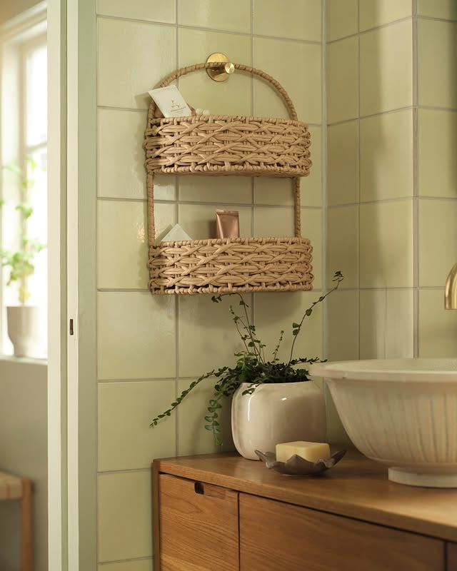 Ein aufgeräumtes Bad fühlt sich einfach besser an.Mit den RYDAHOLM Hängekörben wird Organisation zum festen Teil deines Designs.✨JYSKDeutschland #ScandiLiving #HomeOrganisation #BathroomDesign #InteriorLovers by @jysk_deutschland