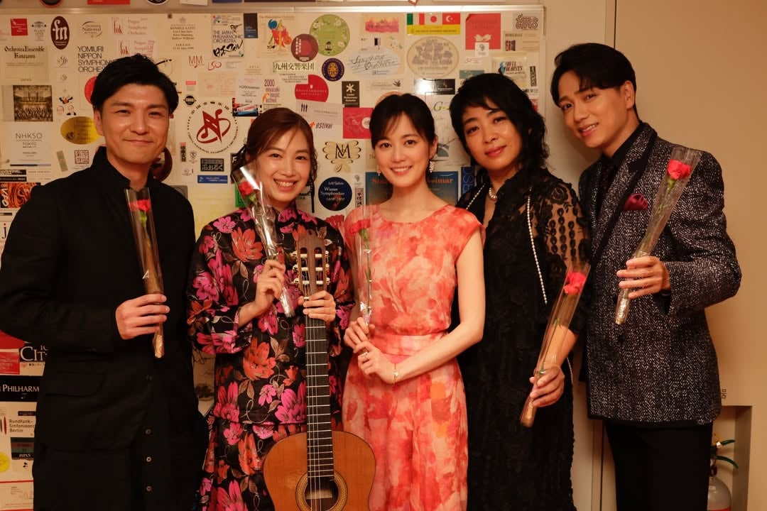 母に感謝のコンサート2026🌹✨至福のひとときでした。森山直太朗さんと6年ぶりに「愛し君へ」そして「花」、歌わせていただきました。直太朗さんが紡ぐ音や言葉に心が自然と柔らか〜くなって陽だまりに包まれているみたいでした。山崎育三郎さんとは「愛していれば分かり合える」デュエットさせていただきました。直太朗さんがステージ裏でブラボー！と叫んでくださっていたそうです。嬉しい。内田也哉子さんの朗読と村治佳織さんの演奏も心に染み渡りました。あ～楽しかったなぁ。私の母も喜んでくれてよかった🌹ありがとうございました！！#母に感謝のコンサート by @ikutaerika.official