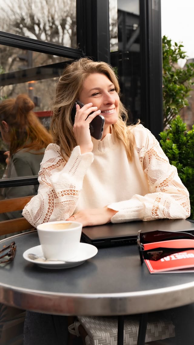 Entre deux averses, j’ai négocié un créneau VIP avec le soleil 😂Point météo, comment c’est chez vous aujourd’hui ?Merci @siamoise.fr pour ce magnifique pull 🤍#soleil #petitbonheur #paris #café by @sandrinearcizet