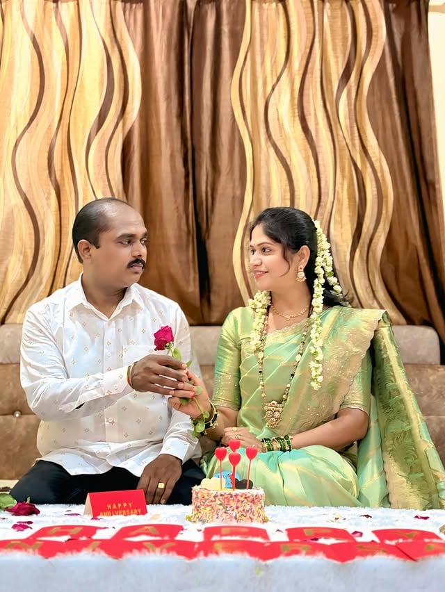 सुखी संसाराची २१ वर्षे....💝🎂आपल्या शुभेच्छांच्या रूपानेआपला आमच्यावर असणारा स्नेह कळाला.🥰🫠आनंददायी आमच्या संसाराला🌎तुमच्या शुभेच्छामुळे आशीर्वाद मिळाला.🙌🥹आपला ऋणानुबंध असाच वाढत राहोहीच देवाकडे मागणी.💝लग्न वाढदिवसाच्या दिवशी भावनाव्यक्त केल्याबद्दल आपले मनापासून आभार.🙏❤️‍🩹✨ by @mrs.fauji_sapna_24