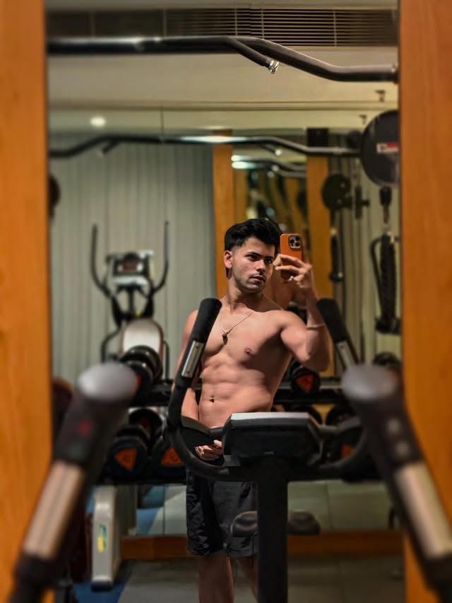 Flexing 🔥 by @thesiddharthnigam