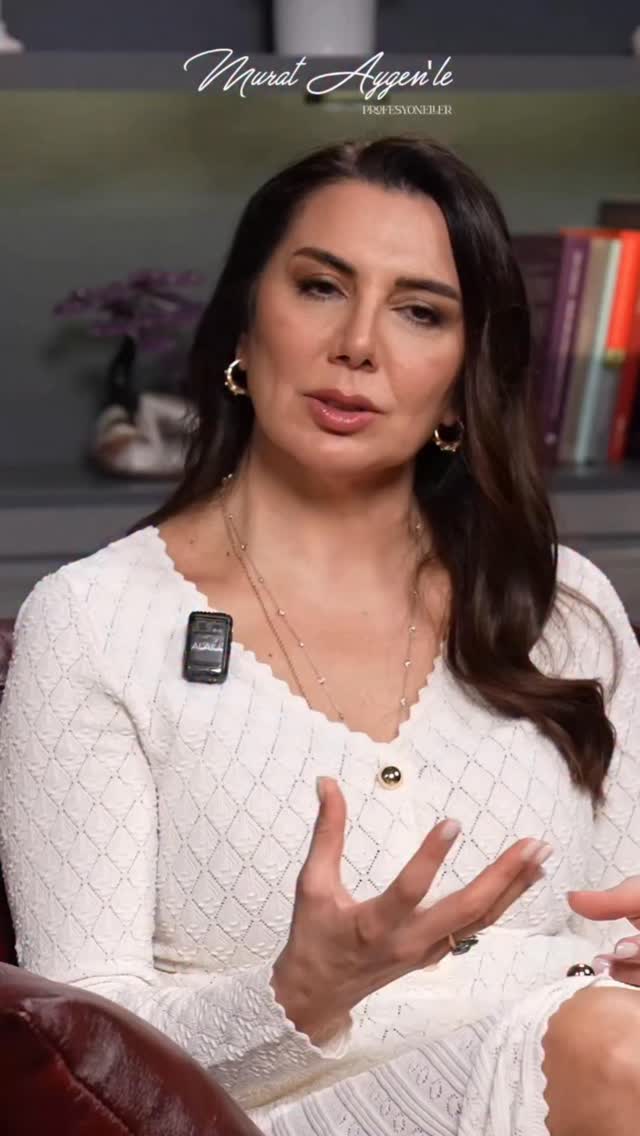 “Bir plastik cerrahın en büyük tutkusu nedir? Az iz, çok estetik! ✨ Dolgudan botoksa, cihaz uygulamalarından Sixpack operasyonlarına kadar vücudu bir sanat eseri gibi işleyen Dr. Leyla Arvas ile tıp ve estetik üzerine derin bir sohbet. Sohbetin enerjisine kapılmaya hazır olun!14 Mayıs Perşembe 19:00’de Alaka YouTube kanalında yayındayız !✨🛎️ Hatırlatıcıyı açmayı unutmayın !#murataygenleprofesyoneller #murataygen #alakamedia #leylaarvas #estetik by @leylaarvas