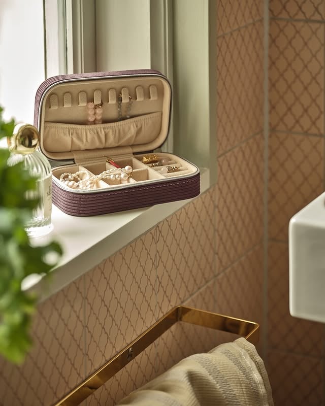 Kleine Dinge. Große Bedeutung. 🤍Mit der TORNELILLA Schmuckbox bleibt alles an seinem Platz – und du behältst den Überblick.#JYSKDeutschland #HomeUpgrade #BathroomVibes #Organisation #ScandiHome by @jysk_deutschland