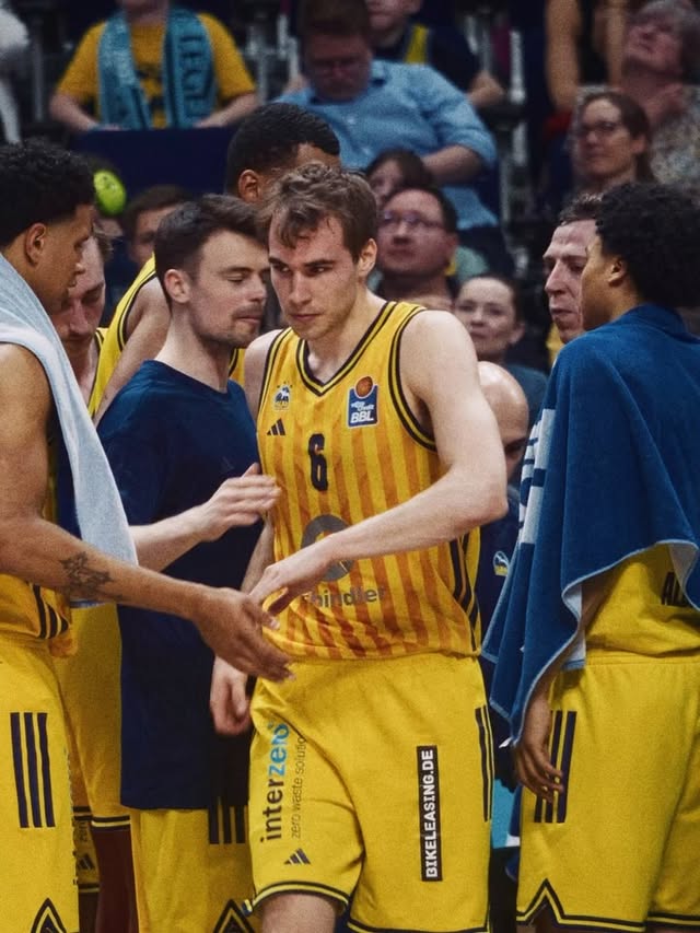 Sowas von ready für die Playoffs 😤🔥Heimspieltermine vs. @rastavechta 🟡 VF1: So., 17. Mai | 18.30 Uhr | Uber Arena🔵 VF2: Di., 19. Mai | 18.30 Uhr | Uber Arena🟡 (falls nötig: VF5: Mi, 27. Mai | tba | Uber Arena)🎫 Ticketlink in der Story 🔗🎥 @jan.buch.holz by @albaberlin