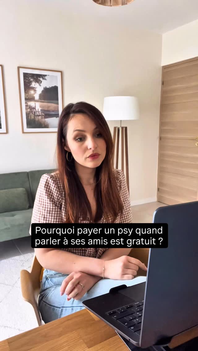 Amis VS PsysUn ami t’offre du soutien, du réconfort, une loyauté. Il se soucie de toi et prend souvent ton parti.La thérapie a un tout autre objectif.Un psychologue est formé pour repérer les schémas récurrents, les mécanismes en jeu, à poser des questions précises, souvent difficiles et t’aider à comprendre pourquoi certaines situations se répètent dans ta vie.Ce ne sont pas les mêmes rôles. Ni la même distance. Ni la même écoute.Les deux sont importants mais ils ne t’apportent pas la même chose 🩷 by @psy_thelisson