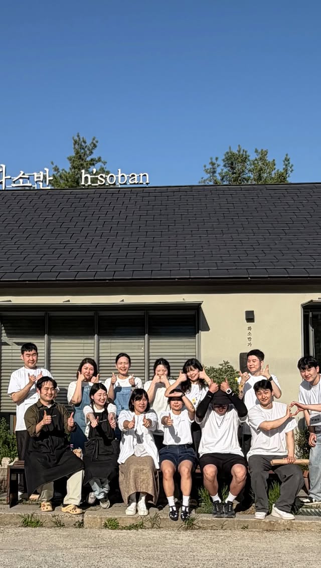 ㅡㅡㅡㅡㅡㅡ오늘은 화소반가 마켓 이래 정말 감사하게도 더 많은 분들이 찾아와 주셨습니다.오전 10시 전부터 길게 이어진 줄과 더운 날씨 속에서도 오래 기다려주신 모든 분들께 죄송하고, 또 진심으로 감사드립니다.전 피드댓글보고 내년에는 기다려주시는 분들이 조금 더 편하게 머무르실 수 있도록대기 공간에 타프를 설치해 햇빛을 가리고,시원한 물도 준비하는 등 더 좋은 환경을 만들 수 있도록 꼼꼼히 준비하겠습니다.진심으로 다시한번 죄송합니다🙏🏼화소반전사들과 한번 더 성장하는 마음으로 준비하겠습니다🔥🔥부족한 부분도 있었지만, 오늘 화소반가 마켓을 찾아주신 한 분 한 분의 마음 덕분에정말 따뜻한 하루가 되었습니다.그리고 이번 화소반가 마켓을 함께 만들어주신모든 셀러분들께도 깊이 감사드립니다.각자의 손끝과 시간, 정성으로멋지고👍🏼 따뜻한 마켓을 함께 채워주셔서 감사합니다.늘 도시락으로 감동을 주시는@htable 선생님께도 감사드립니다.오늘 함께해주신 모든 분들 덕분에화소반가 마켓이 더욱 특별한 하루가 되었습니다.진심을 담아 감사드리고,또 감사드립니다.경품 응모권 당첨되신5분은월욜 발표해드릴께요.두구두구화소반에대한 벅찬 따뜻한사랑잊지않고 더 보답할수있도록앞으로 더 더 더 최선을다하겠습니다.그리고, 우리 화소반전사들무지무지 사랑합니데이❤️❤️❤️— 화소반일동 by @h_soban