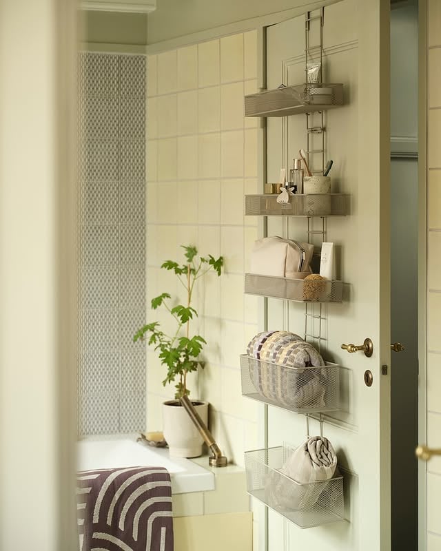 Weniger Platz? Kein Problem. ✨Mit cleveren Aufbewahrungslösungen wie Türhänger oder Körben nutzt du dein Badezimmer optimal – einfach und effizient.#JYSKDeutschland #ScandiStyle #HomeOrganisation #BathroomDesign #InteriorLovers by @jysk_deutschland