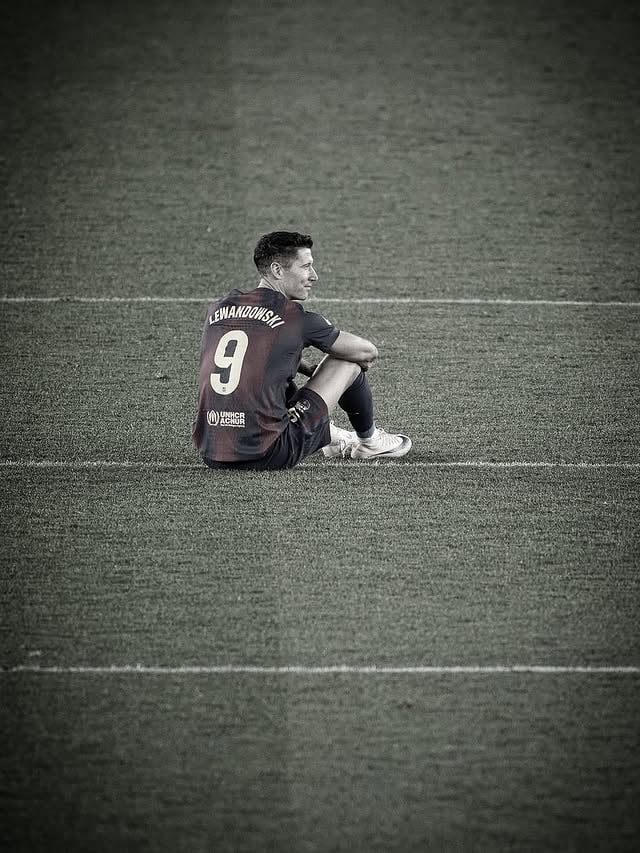 One final moment. Alone, in tears, sad but happy. Just smile because it happened, don’t cry before it’s over. ❤️‍🩹Robert Lewandowski. 𝐁𝐚𝐫𝐜𝐞𝐥𝐨𝐧𝐚 𝐥𝐞𝐠𝐞𝐧𝐝. 🥺