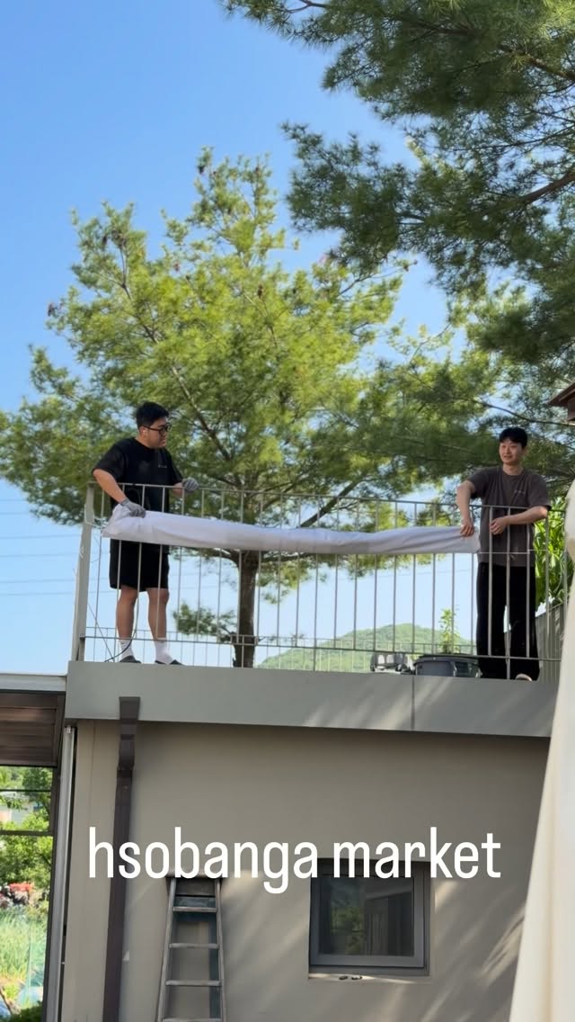 ㅡㅡ드뎌 오픈했어요.많이 오래 준비한만큼시간내셔서 오신분들이 만족했음좋겠습니다.오늘 이달의그릇고운볼(대)는 온라인도 진행됩니다.흙과 나무, 동과 옻칠,초,린넨과 향, 그리고 식물의 온기를 담아 손으로 만들기에 오래 걸리지만,그래서 더 오래 곁에 머무는 것들.깎고 빚고 다듬으며시간과 정성을 천천히 담아낸공예와 생활, 여기에커피와 음식이 함께하는화소반가의 핸드메이드 마켓.핸드메이드의 아름다움을 소개합니다CRAFT•레드체어메이커 > @red.chairmaker•미소플레떼 @mi_soplete•메챠-@_atelier_metsa_•스튜디오키위 @studiokiwi_•올댓해머 @all_that_hammer•이록 > @irok_seoul•에코디언 > @ecodion.official•지향사> @jihyangsa•하루라탄 > @haru_rattan2•허문주 > @munju_heo•화소반 @h_sobanFOOD•릴리브라운 >@lilybrown81•이스트 >@_ist_coffee•이양지의 부엌학교>@macro_bioticCOFFEE•나무사이로 > @namusairocoffee•벙커컴퍼니 > @bunker_company by @h_soban
