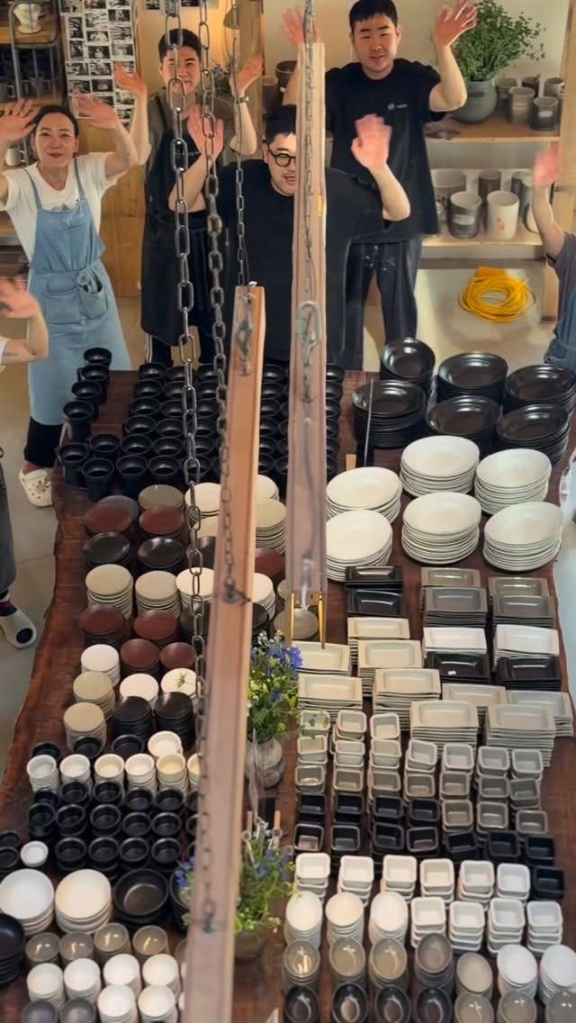 ㅡㅡㅡㅡㅡ직원들과 함께 오래 준비한이번 화소반가 마켓,따뜻한 마음으로 기다리고 있겠습니다.멋진 셀러분들과 내일 같이 만나요~🙏🏼흙과 나무, 동과 옻칠,초,린넨과 향, 그리고 식물의 온기를 담아 손으로 만들기에 오래 걸리지만,그래서 더 오래 곁에 머무는 것들.깎고 빚고 다듬으며시간과 정성을 천천히 담아낸공예와 생활, 여기에커피와 음식이 함께하는화소반가의 핸드메이드 마켓.핸드메이드의 아름다움을 소개합니다CRAFT•레드체어메이커 > @red.chairmaker•미 소플레테 @mi_soplete•메챠-@_atelier_metsa_•스튜디오키위 @studiokiwi_•올댓해머 @all_that_hammer•이록 > @irok_seoul•에코디언 > @ecodion.official•지향사> @jihyangsa•하루라탄 > @haru_rattan2•허문주 > @munju_heo•화소반 @h_sobanFOOD•릴리브라운 >@lilybrown81•이스트 >@_ist_coffee•이양지의 부엌학교>@macro_bioticCOFFEE•나무사이로 > @namusairocoffee•벙커컴퍼니 > @bunker_company응모권도 꼭 잊지마세요5분 추첨해서멀티라떼 세트 보내드립니다🔥🔥 by @h_soban