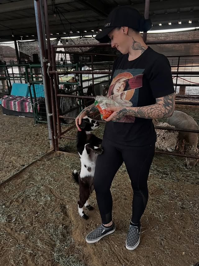 Family date at the farm! Animal therapy is the best therapy. The things I make @destinyfatality do! Haha! I definitely keep her in her toes. Thank you @udderlycaptured_az 🐮✨ Photos by my babe Destiny! Also Steve the turkey is my most favorite! I miss you Steve! 😭❤️ by @amber_mannon
