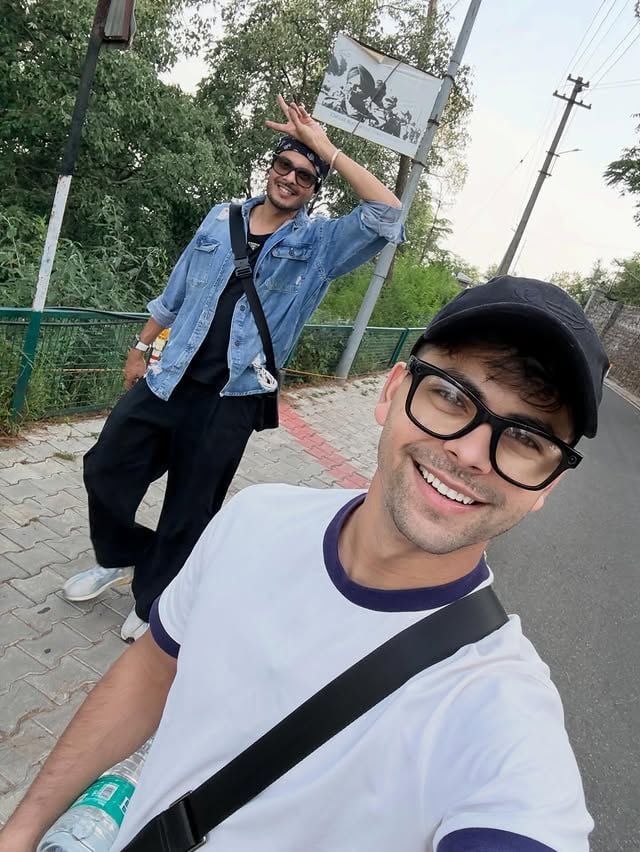 A small nature walk 🚶 do you want a Reel also Batao bataoo ☺️@gurnazar_chattha #kasauli #gilberttrail #siddharthnigam #gurnazerchattha by @thesiddharthnigam