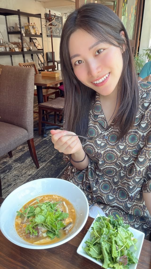 代官山と恵比寿の間くらいの場所にあるThanksNature🌱‬⁡気持ち良い風が吹き抜けるテラス席で,薬膳クッパセット。いろいろきのこ🍄‍🟫やわらかく煮込んだ栗豚の角煮🐷も入ってた。⁡疲れた胃腸にちょうどよい🥲🤍前菜は・自家製薬膳ピクルス・自家製大山鶏ハムと紫キャベツの棒棒鶏・海老とこぶみかんの葉の春巻き 山椒塩⁡栄養や健康面気にしてみたいって方にぴったり。⁡PR @thanksnaturecafe#薬膳 #恵比寿グルメ #代官山グルメ #テラス #野菜たっぷり by @sunohara_miki