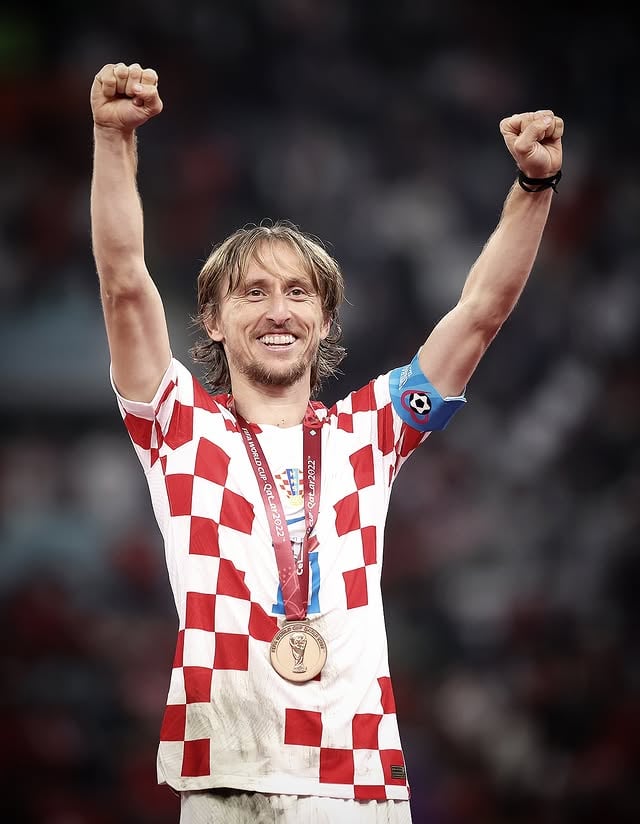 𝐍𝐞𝐰 𝐖𝐨𝐫𝐥𝐝 𝐂𝐮𝐩. 𝐒𝐚𝐦𝐞 𝐋𝐮𝐤𝐚 𝐌𝐨𝐝𝐫𝐢𝐜. 🐐🇭🇷Croatia confirm Modrić will play his 𝟓𝐓𝐇 𝐖𝐎𝐑𝐋𝐃 𝐂𝐔𝐏 🏆🎞️✅ 2006 🇩🇪 ✅ 2010 🇧🇷 ✅ 2014 🇷🇺✅ 2018 🇶🇦 ✅ 2022 🇨🇦/🇲🇽/🇺🇸…25 days before the World Cup, despite a double cheekbone fracture, Luka put on a mask to be available for AC Milan 🦸🏼‍♂️𝐋𝐞𝐠𝐞𝐧𝐝. 𝐍𝐨 𝐰𝐨𝐫𝐝𝐬 𝐧𝐞𝐞𝐝𝐞𝐝. ✨