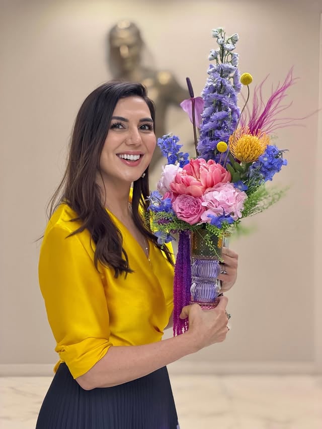 Bereketle, çiçeklerle, hediyelerle ve de çekimlerle geçen bir gün oldu 💐Beni bu kadar çok seven hastalarıma çok teşekkür ederim🤍Ben de sizi seviyorum 🫶🏻Dilerim sizin gününüz de en az benim ki kadar iyi geçmiştir 💫 by @leylaarvas