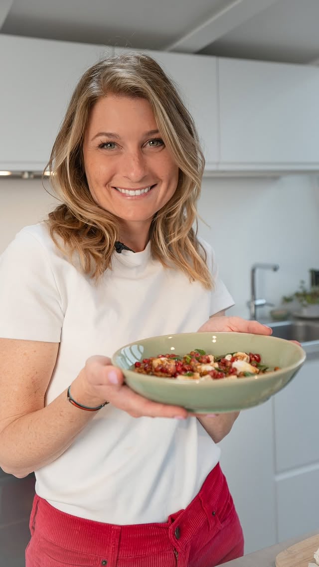 Salade de lentilles à la menthe 💚 Juste parfaite pour les journées ensoleillées 😎 Recette : Lentilles Fêta Menthe Grenade Vinaigrette #recette #cuisine #lentilles #salade #saladefraicheur by @sandrinearcizet