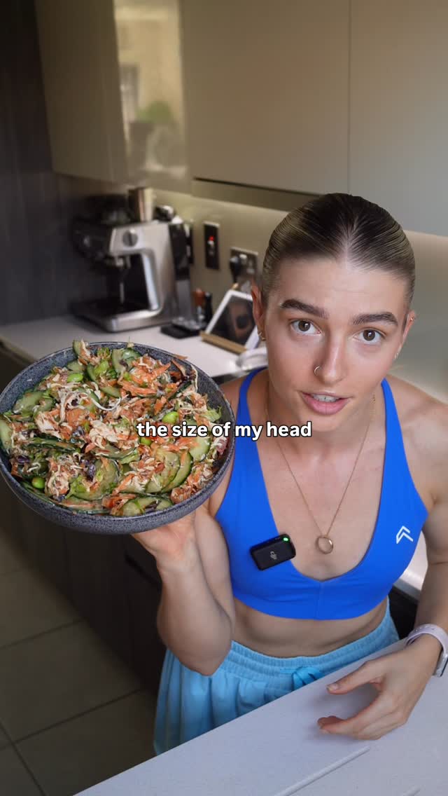 One serving👇🥗BOWL 120g chicken breast55g rice (raw weight) + a splash of soy sauce and garlic granules30g mixed leaves200g cucumber1/2 carrot1 tomato40g edamame beans🥫SAUCE30g 0% fat Greek yoghurt30g light mayo15g reduced sugar sweet chilli5g sriracha 545 cals47P, 67C, 10FPlusss 8g fibre🤝 by @abichampionpt