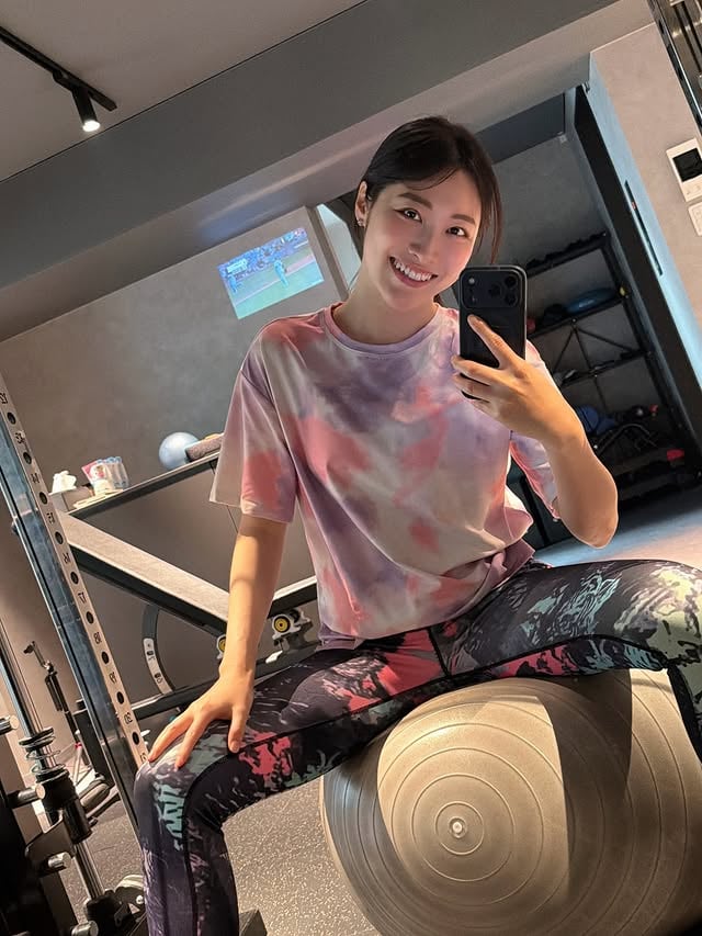 飯田橋にあるメビウスフィットネスにてパーソナル💪⁡こちらのジムの特徴は,・ダイエット特化(脂肪を落としてボディメイク)・自分ひとりでもボディメイクしていけるように知識をとことん学ばせてくれる⁡トレーニングペースも2週間に1度でいいって言ってくれるジム初めてだった😳⁡会員の半分は芸能関係の方らしく,スリムな身体を求められる方たちがこんなに通われてるってことはダイエットにほんと強いんだろうなあって思った。しかも忙しい人にはぴったりすぎる！！！⁡アウターだけじゃなくインナーマッスルを刺激するようなワークも多くて新鮮だった！⁡トレーナーの平野さんは本当に丁寧で穏やかな方☺️✨️細やかな配慮もすごくて,ウエア何種類も用意してくれていたり(気分によって色やデザイン変えられるのいい)お水は常温・冷水選べたり,動きを修正する際にはタオル越しに触れてくれる！(全然そのまま触ってもらっていいのに😂)⁡しっかり向き合いたいから会員数も制限されてる中で,このタイミングなら若干名入会できるとのことで体験してきたんだけど,行ってみて良かった！⁡パーソナルって金額高いけど,コース契約して卒業した後も自分でトレーニング継続できるようにいろいろ教えてくれるのはありがたすぎる！通うペースにもプレッシャーがないし,コース卒業する時には素敵なレストランのお食事券プレゼントしてくれるんだって😍どんだけ優しいんだ！！⁡根を詰めすぎずにダイエットしたい方におすすめなジムでした！⁡私のトレーニング風景,声ありで残しておくので興味ある方は全部見てみてね🤣🤣⁡①ドローインをしつつ②腰の反らないように③できるだけ可動域大きく動く(特にねじりの動作と股関節を伸ばす動き)この3点を抑えて体幹トレーニングや足のトレーニングを行えば,より質の高いトレーニングができるかと思いますってアドバイスいただいたのでこれからもがんばる！⁡PR @mobius_fitness#飯田橋パーソナル #九段下パーソナル #水道橋パーソナル #神楽坂パーソナル #千代田区パーソナル ダイエット by @sunohara_miki